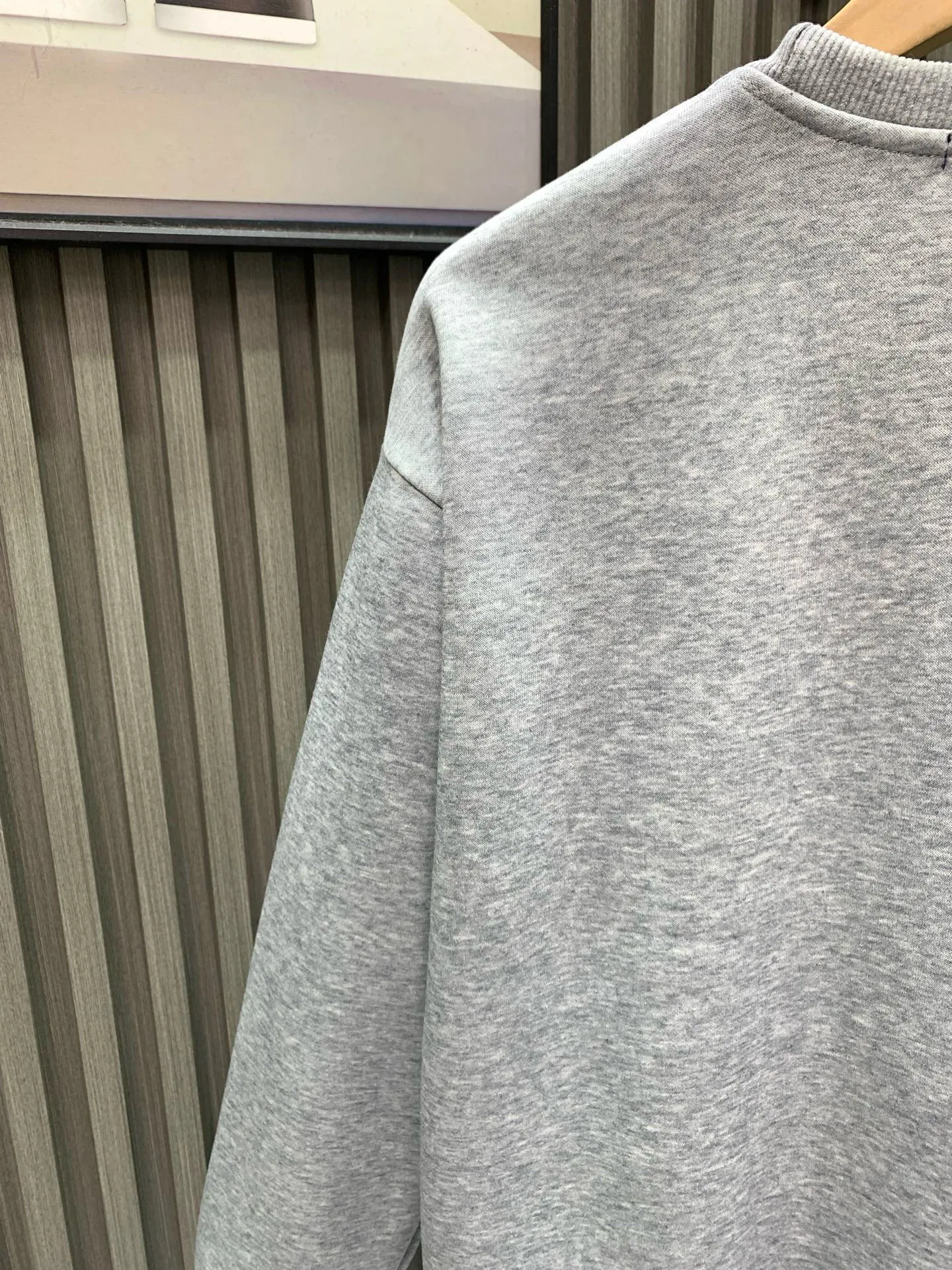 🅿️250 🀄️ Louis Vuitton Louis Vuitton 1*V25SS autumn and winter unisex round neck long-sleeved sweatshirt 400g pure cotton➕silver fox velvet Versatile for commuting Not only does the style need to be simple, but more importantly, its fabric texture can conquer the public and become a hot item. Made of cotton for customers, with a close and skin-friendly touch. Secondly, the stiffness and drape are quite good. Once you get the real thing, you will have an unlimited desire to repurchase it.